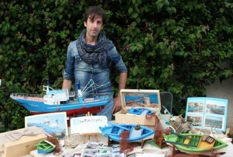 A Bisceglie c'� un maestro d'ascia in miniatura: �Le mie barche uguali all'originale�